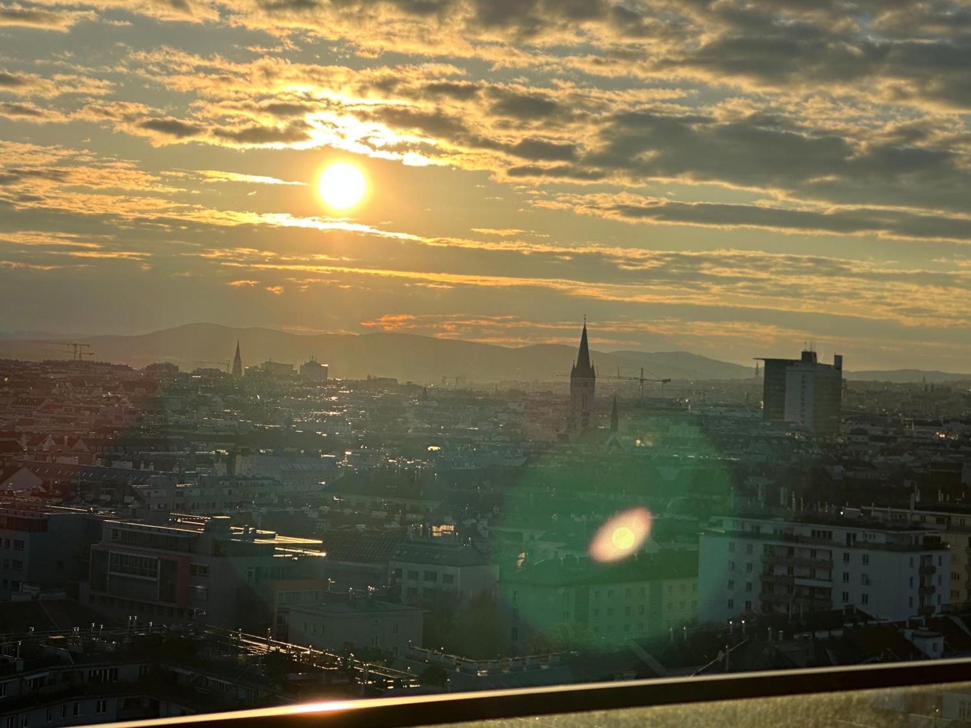 Panorama Sky I Rooftop Pool I Metro Station Appartement Wenen
