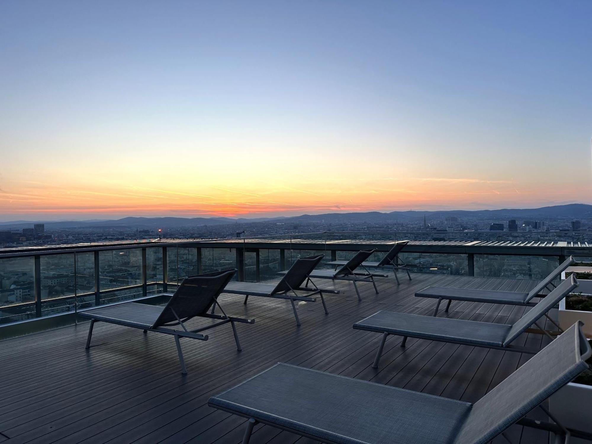 Panorama Sky I Rooftop Pool I Metro Station * Wien