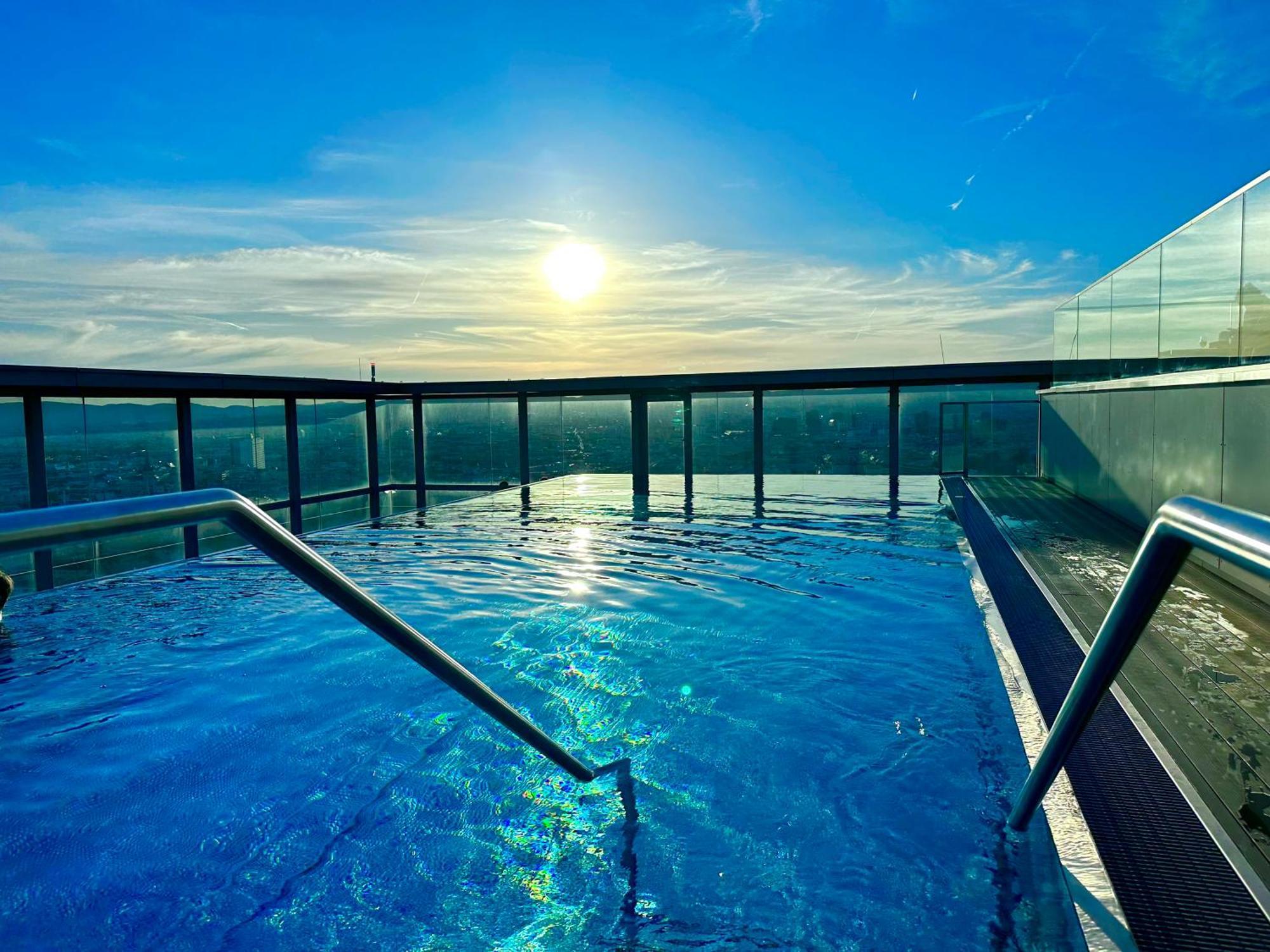 Appartement Panorama Sky I Rooftop Pool I Metro Station *
