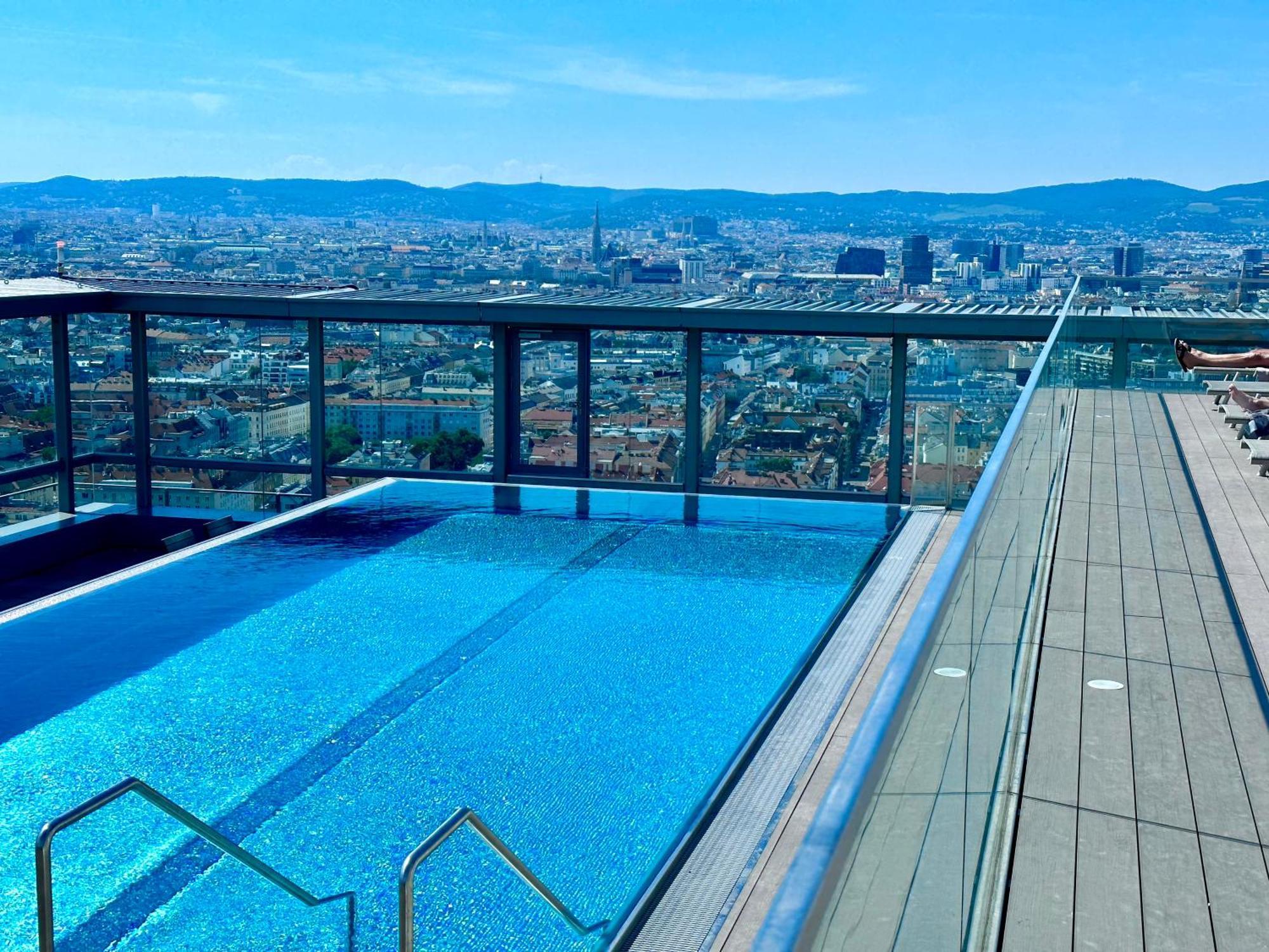 Panorama Sky I Rooftop Pool I Metro Station Appartement *